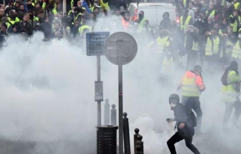سرکوب گسترده معترضان در خیابان های پاریس 