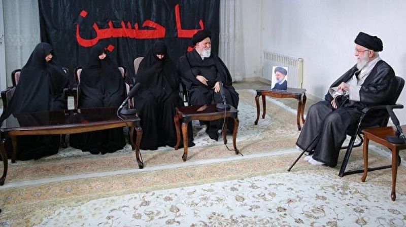 حضور رهبر انقلاب در منزل رئیس‌جمهور شهید 