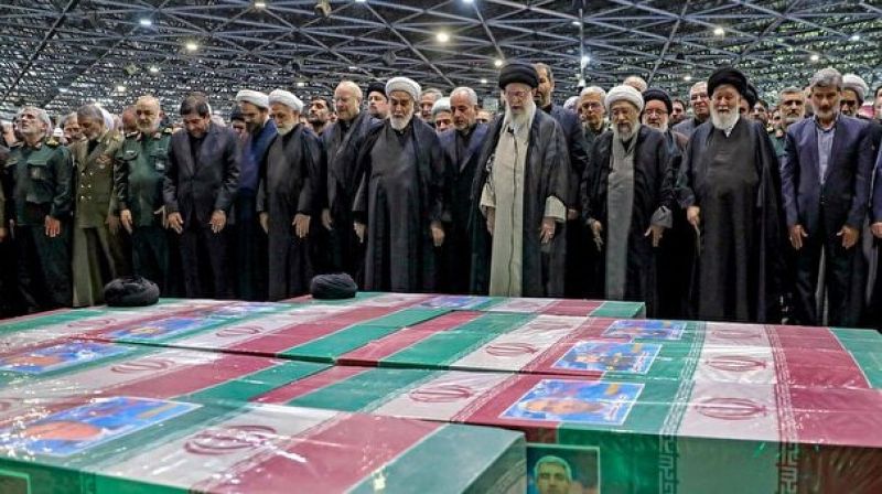 اقامه نماز رهبر انقلاب بر پیکر رئیس‌ جمهور شهید و همراهان 