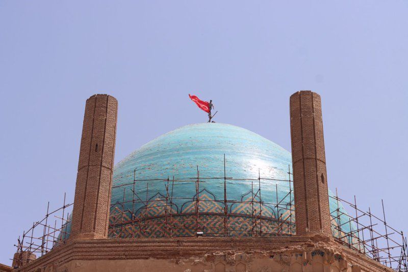 اهتزاز پرچم سرخ حسینی بر فراز گنبد سلطانیه