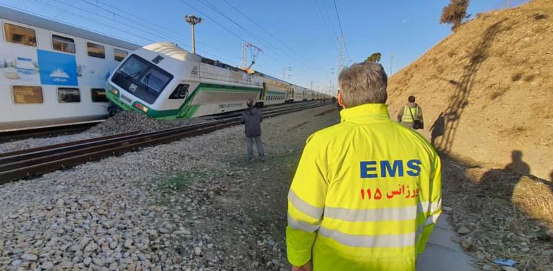 برخورد دو قطار مترو در تهران حادثه آفرید / اکیپ های عملیاتی اورژانس تهران به حادثه برخورد دو قطار مترو در ایستگاه چیتگر خط ۵ قطارشهری تهران اعزام شدند 
