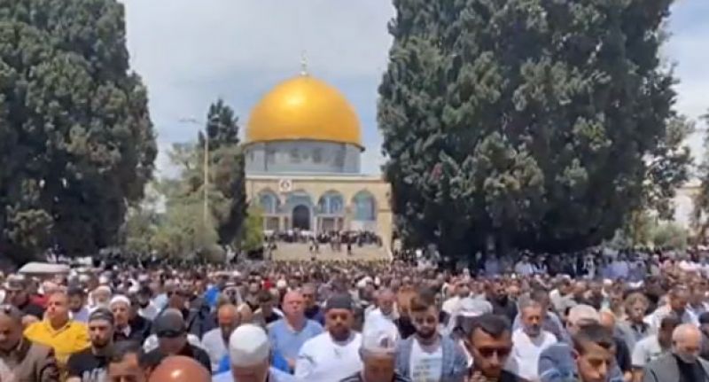 ده‌ها هزار فلسطینی نماز جمعه را در مسجد الاقصی اقامه کردند 