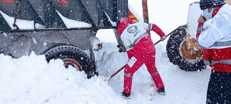 امدادرسانی به ۱۵ هزار و ۹۲۰ در راه مانده/۸۱۸ دستگاه خودرو از برف رها شد