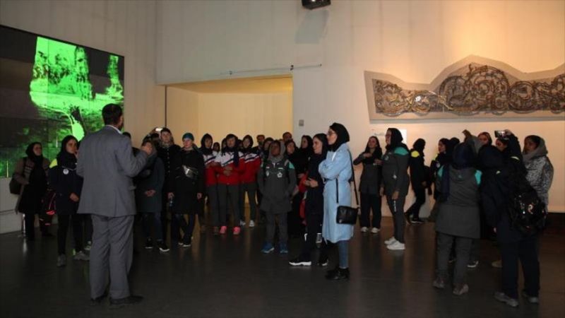 بازدید شرکت کنندگان اولین دوره مسابقات تیر وکمان ارتش‌های جهان از موزه انقلاب اسلامی و دفاع مقدس 
