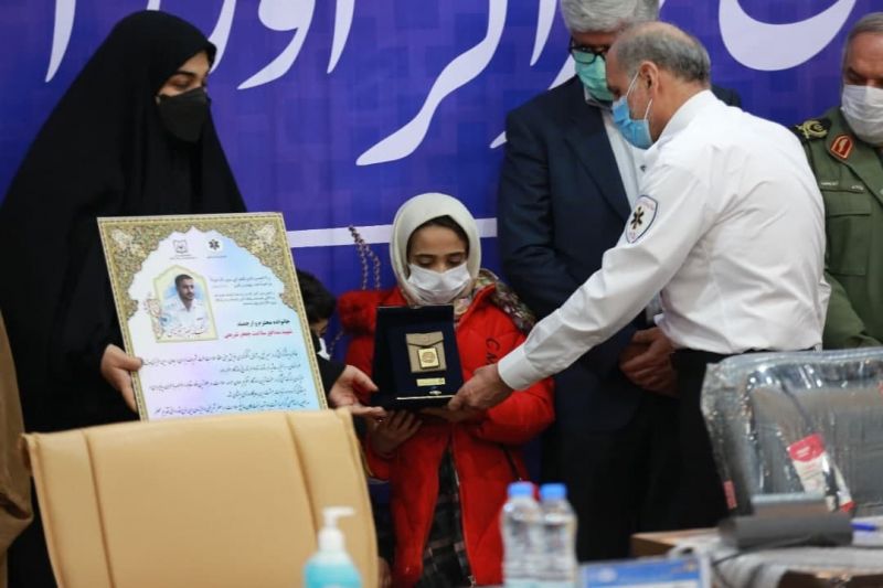 اهدای نشان درجه یک خادم‌الشهدا به خانواده شهید مدافع سلامت آبادان