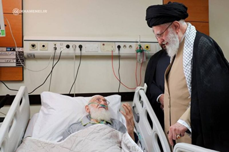 عیادت رهبر معظم انقلاب از آیت الله نوری همدانی 