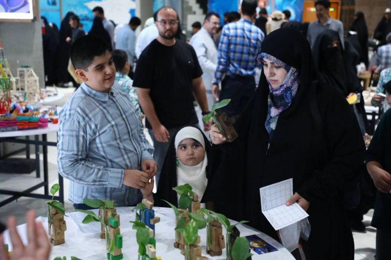 فروش محصولات هنری دانش&zwnj;آموزان مدرسه اندیشه صفا به نفع خیریه در بلدیه تهران