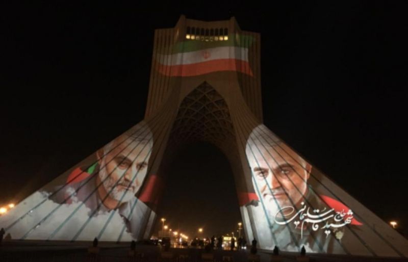نمایش تصویر سردار شهید حاج قاسم سلیمانی بر روی برج آزادی