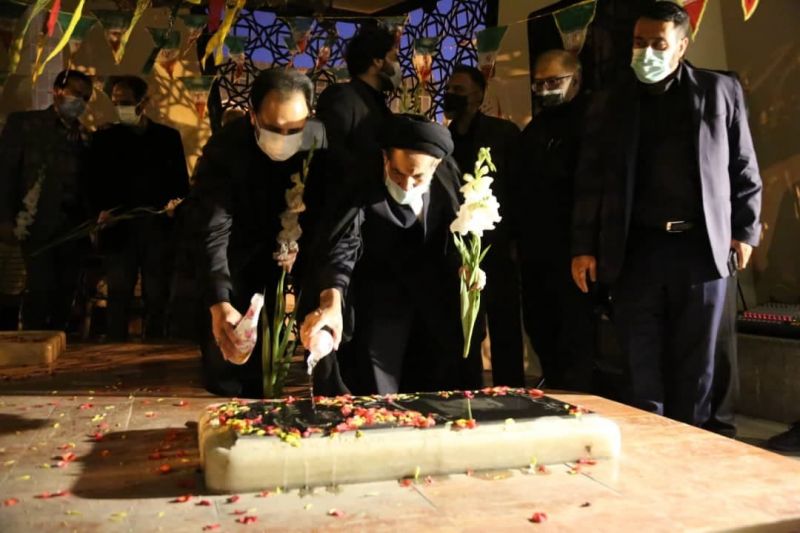 مزار شهدای گمنام میدان امام حسین (ع) در قلب طهران غبارروبی شد