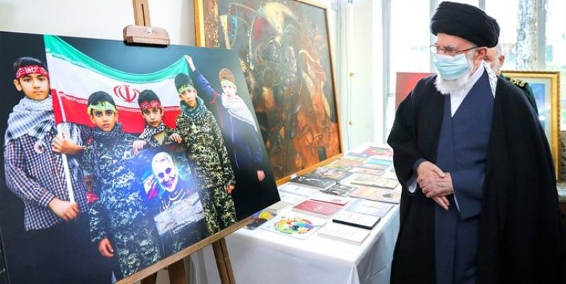 رهبر انقلاب از نمایشگاه تولیدات فرهنگی پیرامون شهیدسلیمانی بازدید کردند 
