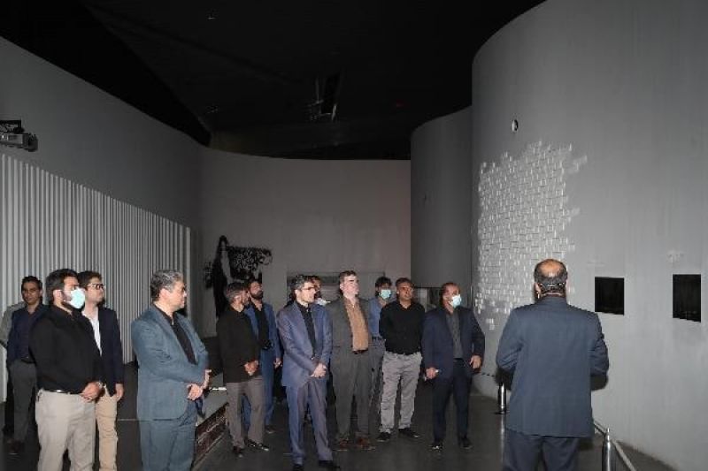 بازدید کارکنان وزارت دادگستری از موزه ملی انقلاب اسلامی و دفاع مقدس 