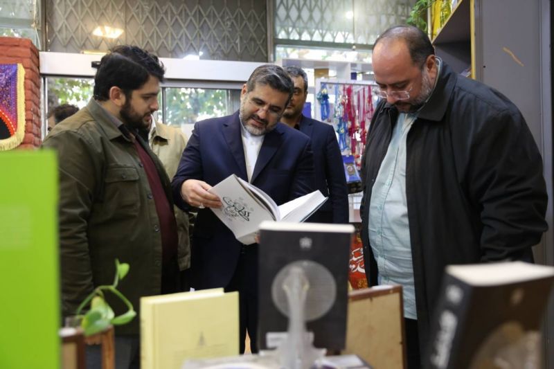 کتابگردی وزیر فرهنگ و ارشاد اسلامی به مناسبت هفته کتاب 