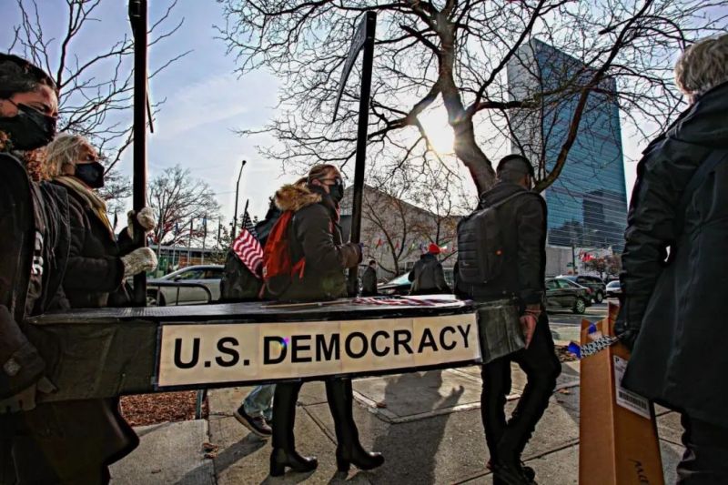 دموکراسی در آمریکا و انگلیس چگونه در حال نابودی است؟