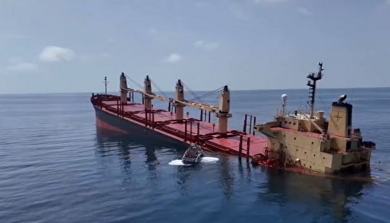 کشتی نیمه غرق شده در دریای سرخ به عربستان منتقل می‌شود 