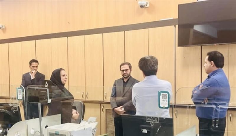 تأکید متقینیا بر تقویت منابع و افزایش سهم از بازار در بازدید سرزده از شعب استان تهران