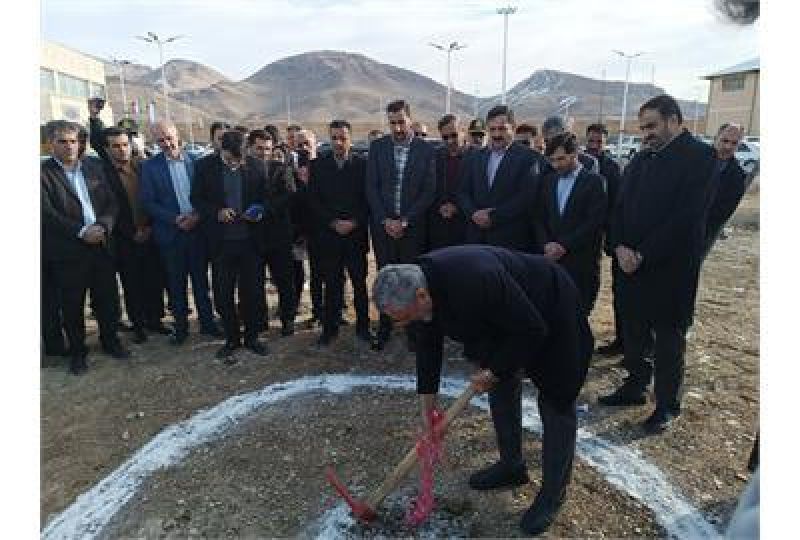 کلنگ زنی زمین چمن مصنوعی کارگری فارسان با حضور وزیر کار 