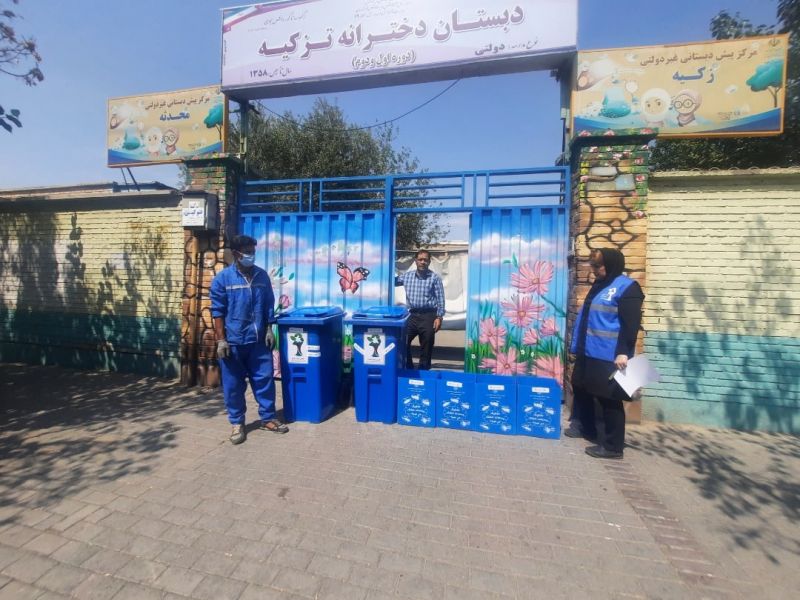 توزیع مخازن و کارتن پلاست پسماند خشک در مدارس منطقه 19 در طرح استقبال از مهر